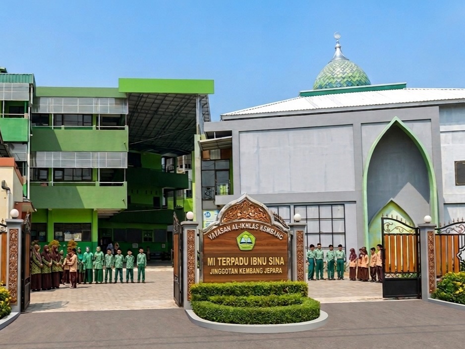 Gerbang Utama Madrasah Ibtidaiyah Terpadu Ibnu Sina