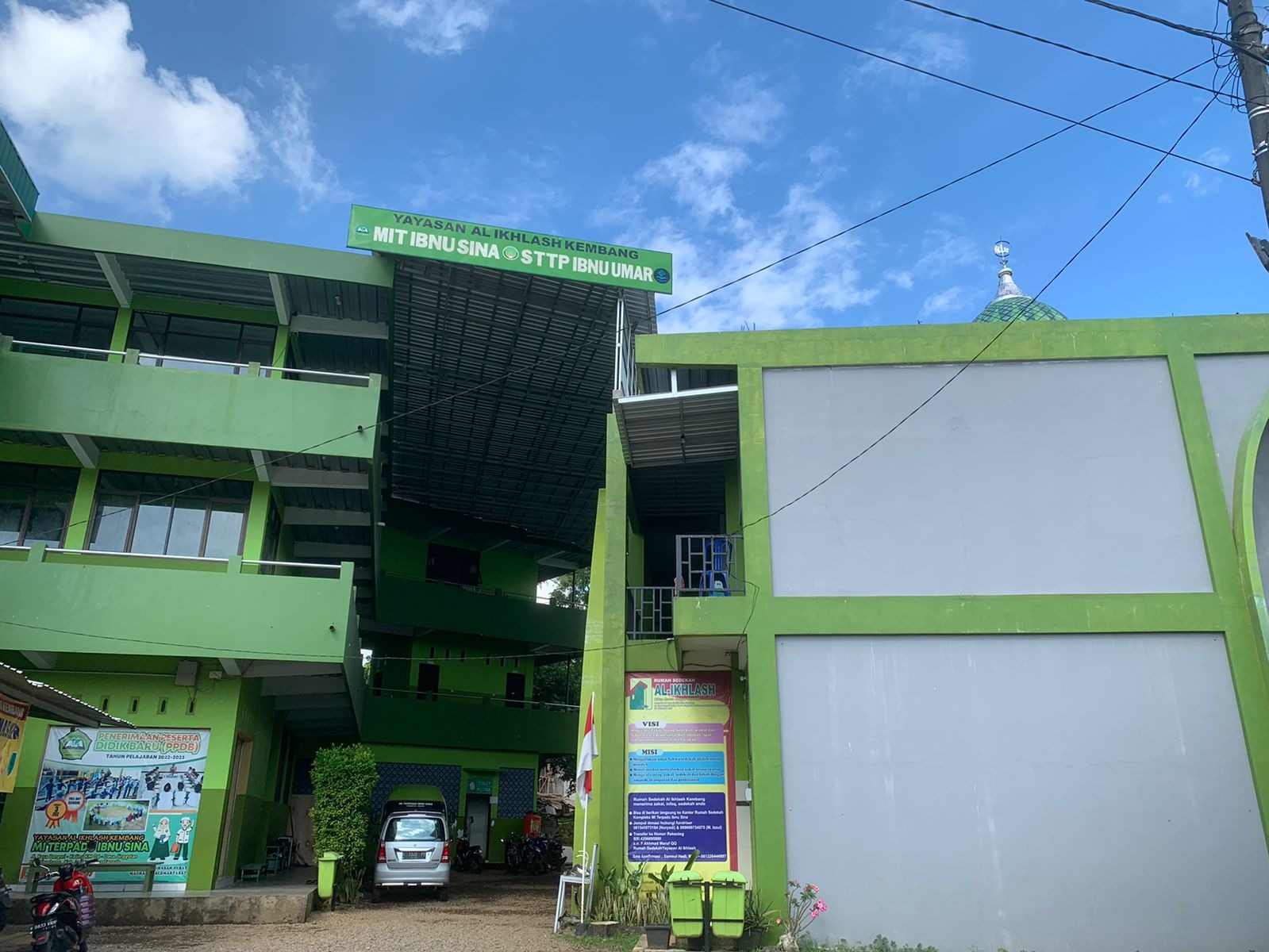 Area Halaman Dalam dan Gedung Madrasah