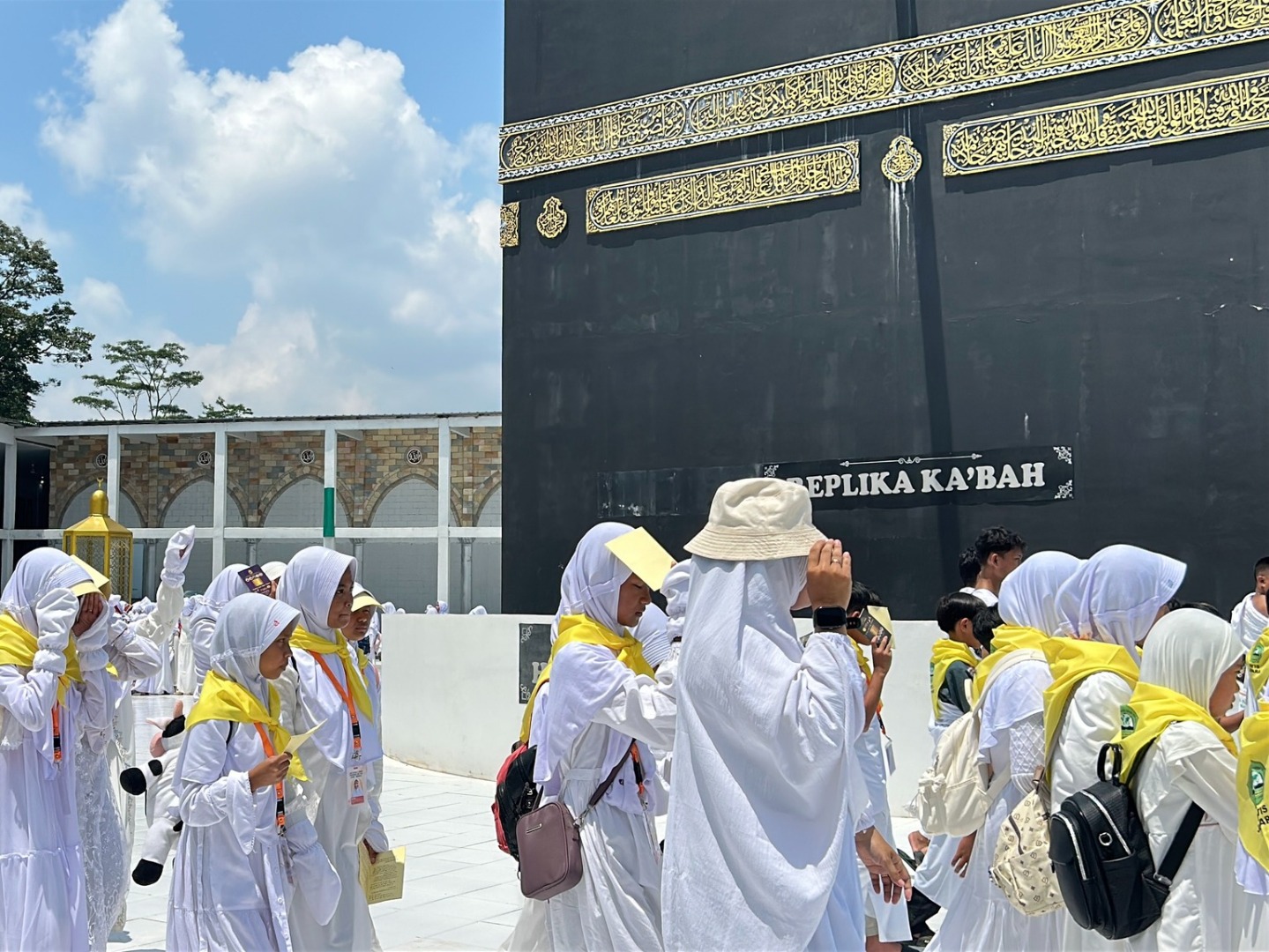 Praktik Thawaf Siswa Kelas 5 di Replika Ka'bah